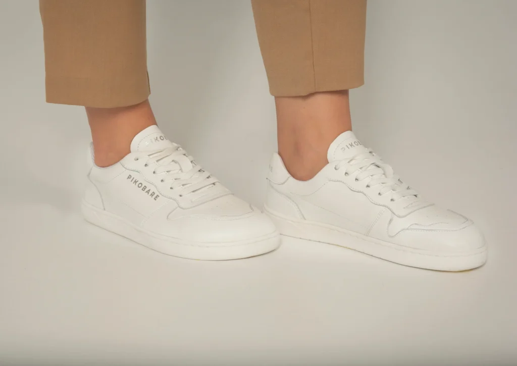 Buty barefoot dla osób z haluksami – naturalna przestrzeń dla palców i zdrowa postawa stopy.